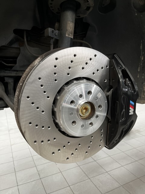 Brzdový třmen BMW M s vrtaným kotoučem