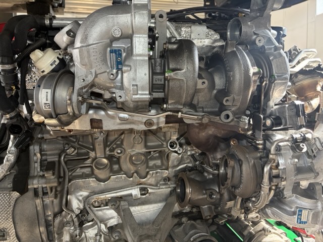 Motor s dvojicí turbodmychadel