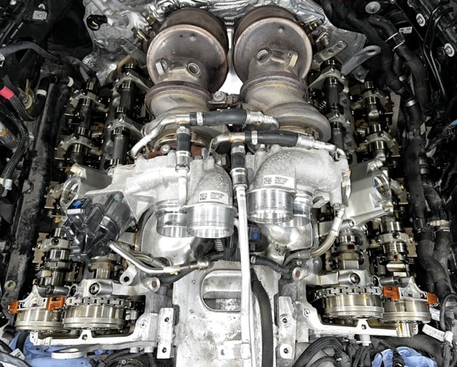 Motor V8 s turbodmychadly mezi řadami válců